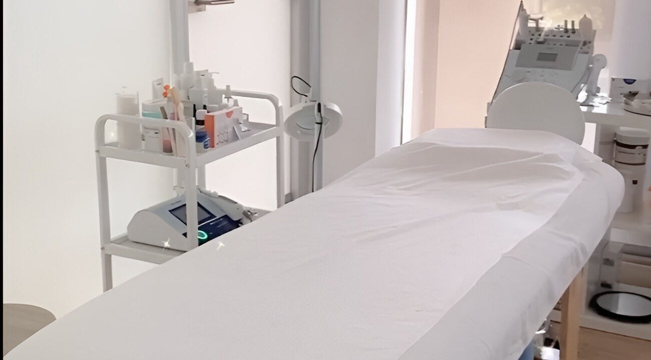 Sala de tratamento serena na Regina Koch em Lisboa, Lisboa, PT, equipada para bem-estar e beleza.