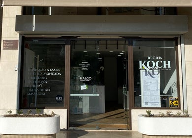 Entrada do Regina Koch em Lisboa, Lisboa, PT com fachada de vidro e detalhes modernos.