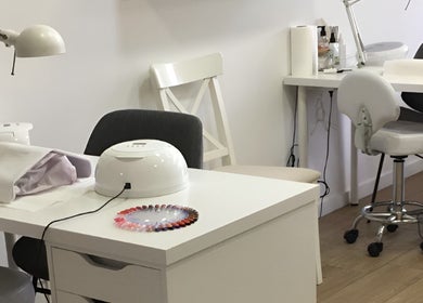 Espaço manicure na Regina Koch, Lisboa, Lisboa, PT, com mesa e acessórios de beleza.