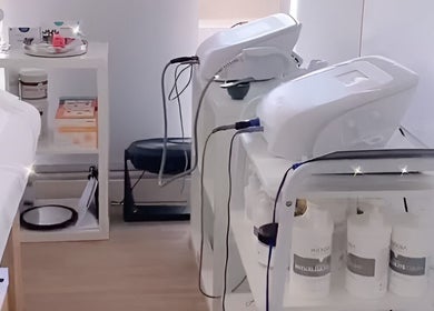 Sala de tratamento com equipamentos modernos na Regina Koch, Lisboa, Lisboa, PT.