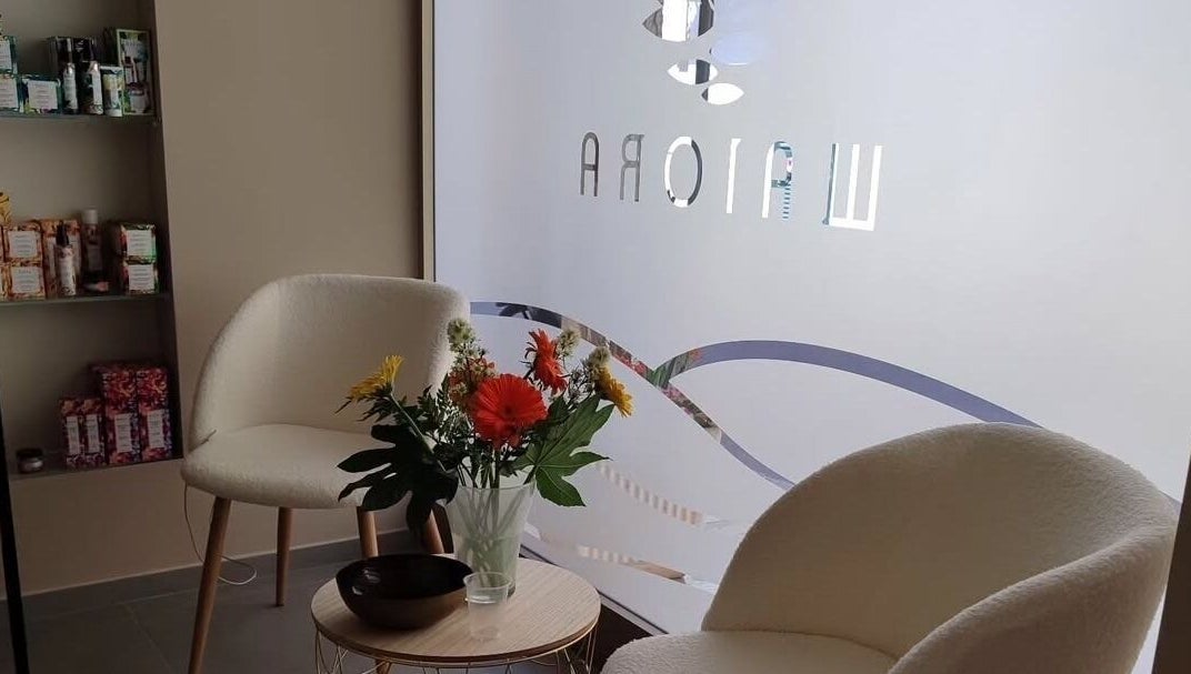 Sedie eleganti e fiori freschi presso Waiora Estetica & Benessere, Tuglie, Puglia, IT.