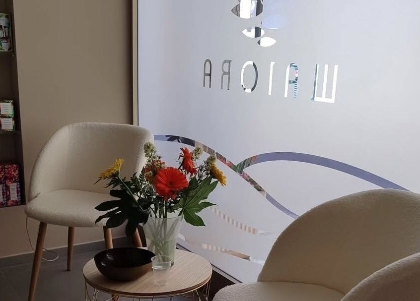 Sedie eleganti e fiori freschi presso Waiora Estetica & Benessere, Tuglie, Puglia, IT.