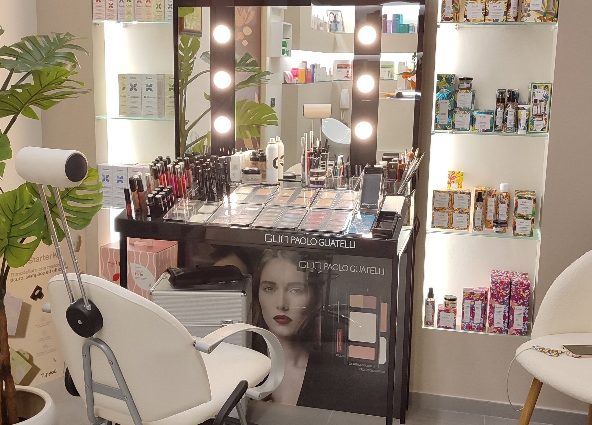 Angolo trucco elegante presso Waiora Estetica & Benessere, Tuglie, Puglia, IT con luci, trucchi e specchio.