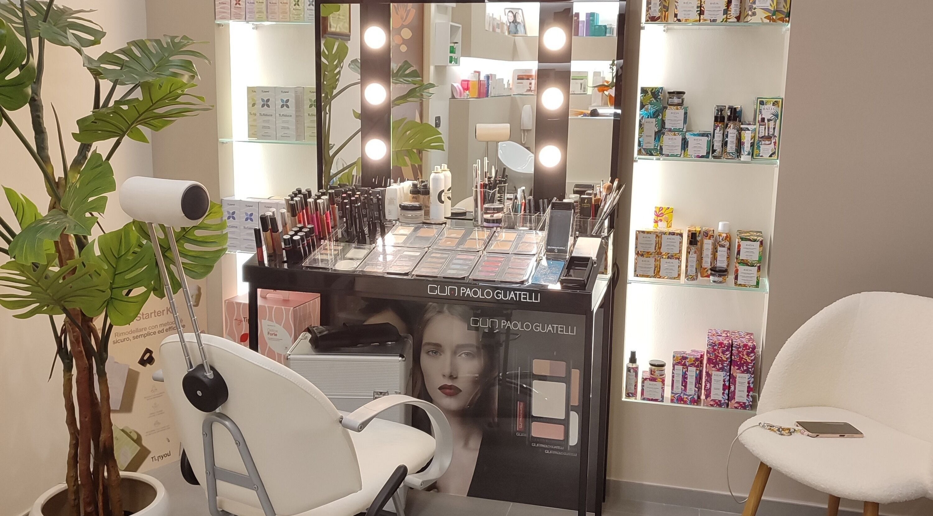 Angolo trucco elegante presso Waiora Estetica & Benessere, Tuglie, Puglia, IT con luci, trucchi e specchio.