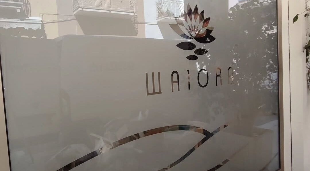 Logo Waiora Estetica & Benessere su vetrata a Tuglie, Puglia, IT.