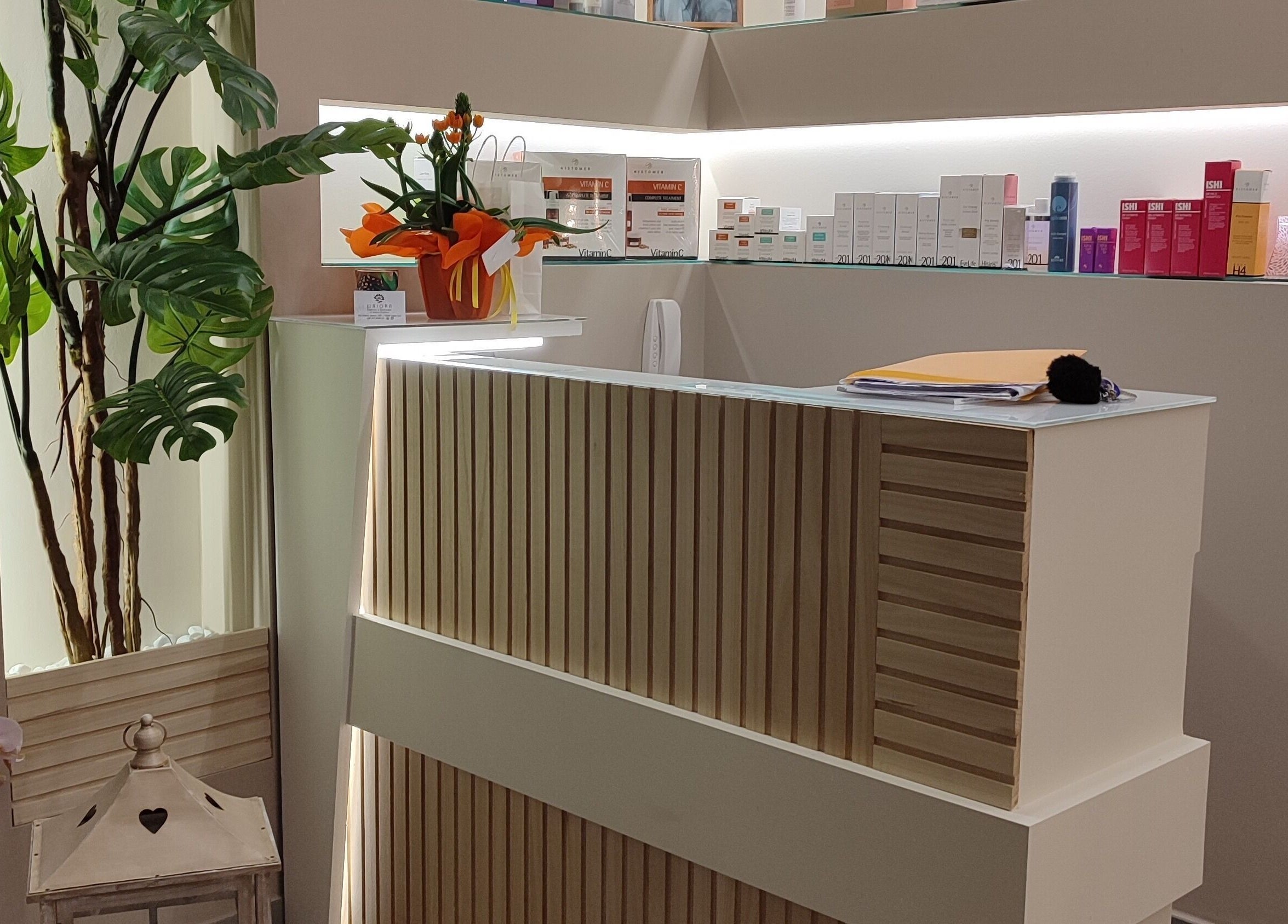 Reception moderna presso Waiora Estetica & Benessere, Tuglie, Puglia, IT, con prodotti in esposizione.