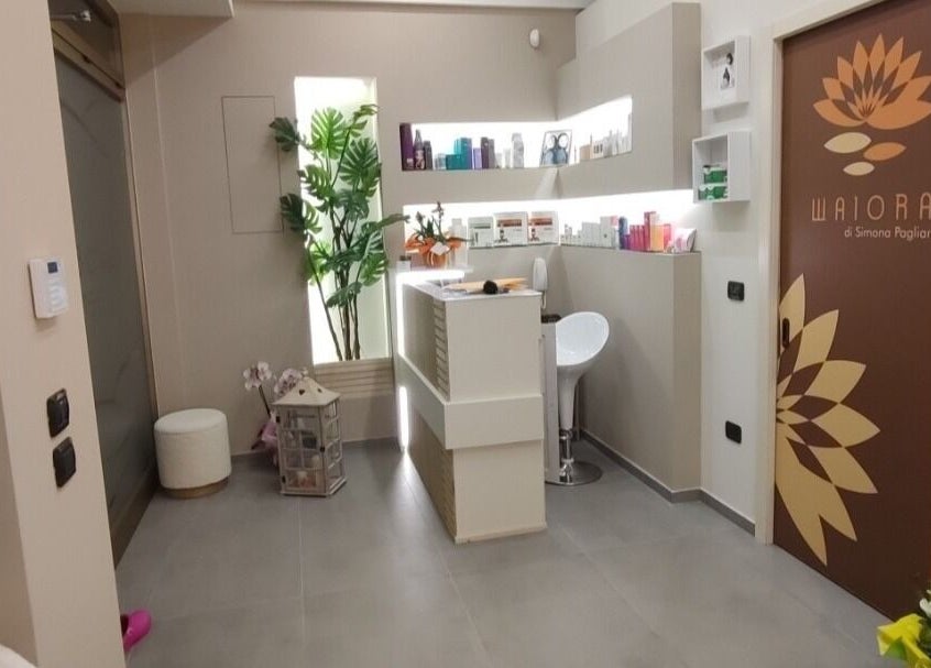 Reception di Waiora Estetica & Benessere a Tuglie, Puglia, IT, con interni eleganti e accoglienti.