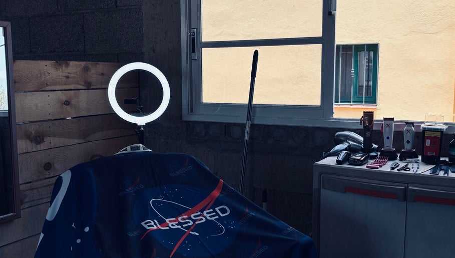 Interior de Adri Barber en Igueste De Candelaria, Canarias, ES con herramientas y aro de luz.