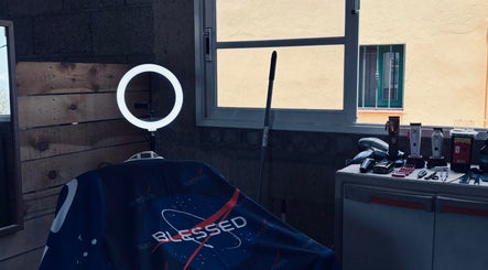 Interior de Adri Barber en Igueste De Candelaria, Canarias, ES con herramientas y aro de luz.