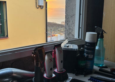 Vistas desde Adri Barber en Igueste De Candelaria, Canarias, ES con equipo de peluquería al frente.
