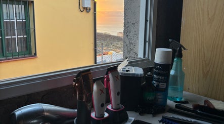 Vistas desde Adri Barber en Igueste De Candelaria, Canarias, ES con equipo de peluquería al frente.