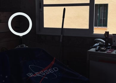 Sala de barbería con luz circular en Adri Barber, Igueste De Candelaria, Canarias, ES.