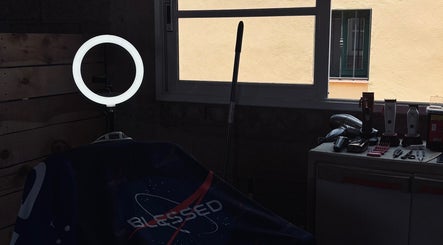 Sala de barbería con luz circular en Adri Barber, Igueste De Candelaria, Canarias, ES.