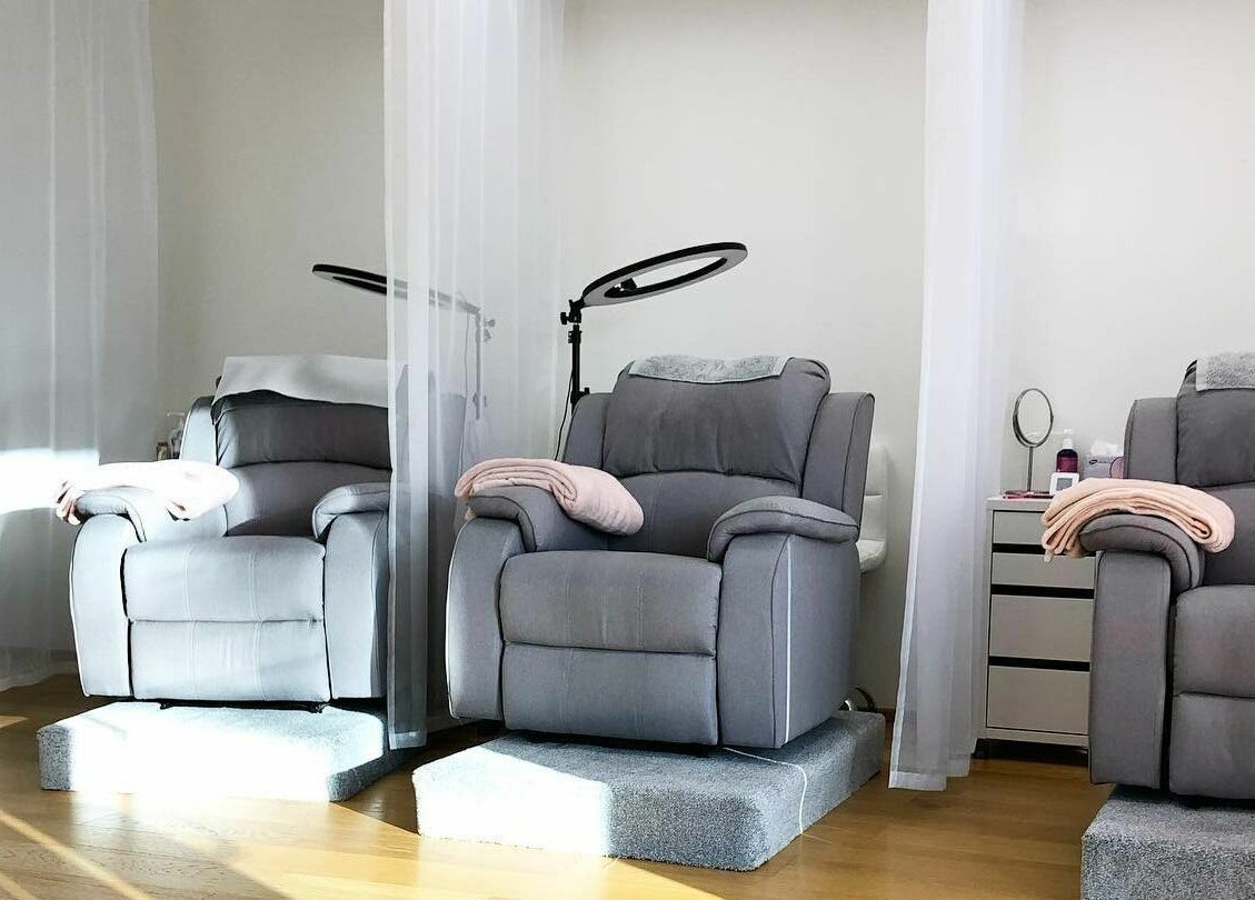 Elegant recliners at Tallinn Lash Studio, Tallinn, Harju Maakond, EE create a relaxing ambiance for clients.