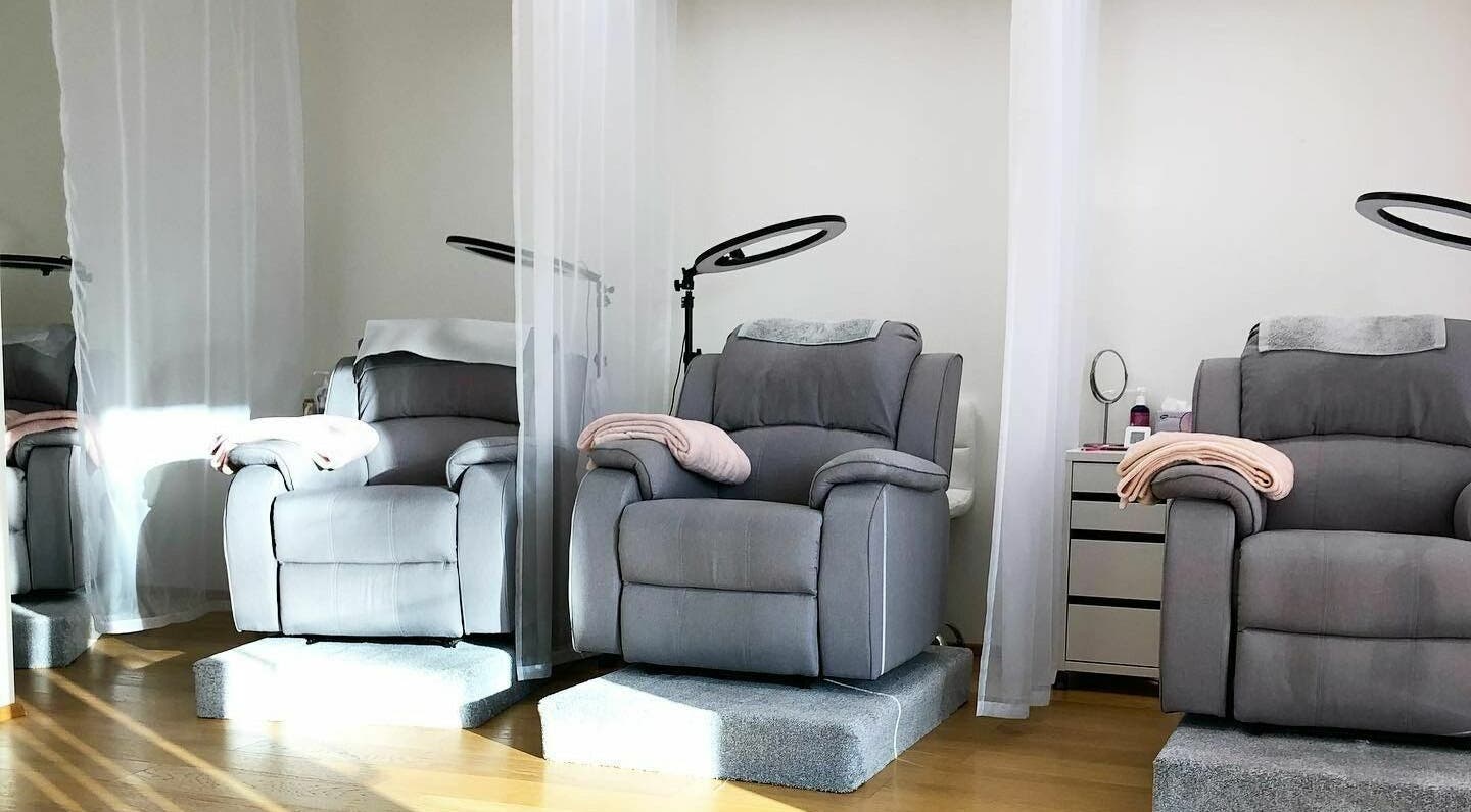 Elegant recliners at Tallinn Lash Studio, Tallinn, Harju Maakond, EE create a relaxing ambiance for clients.