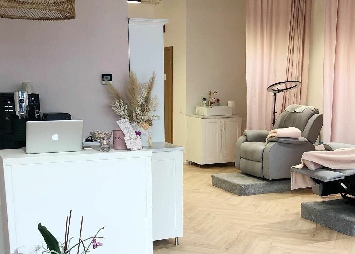 Inviting interior of Tallinn Lash Studio in Tallinn, Harju Maakond, EE with relaxing chairs and reception desk.