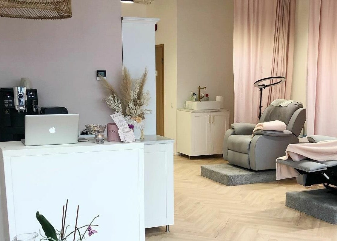 Inviting interior of Tallinn Lash Studio in Tallinn, Harju Maakond, EE with relaxing chairs and reception desk.