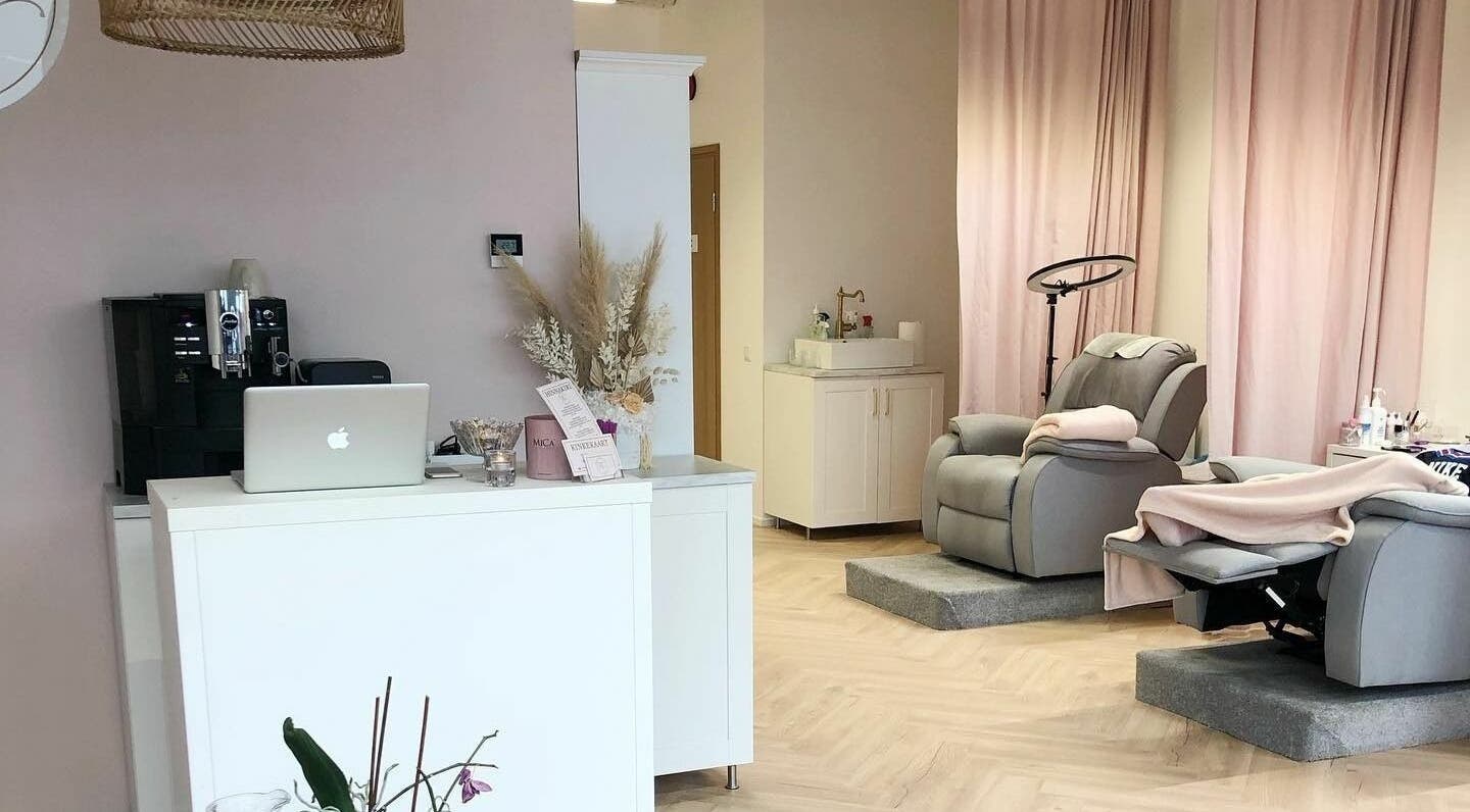 Inviting interior of Tallinn Lash Studio in Tallinn, Harju Maakond, EE with relaxing chairs and reception desk.