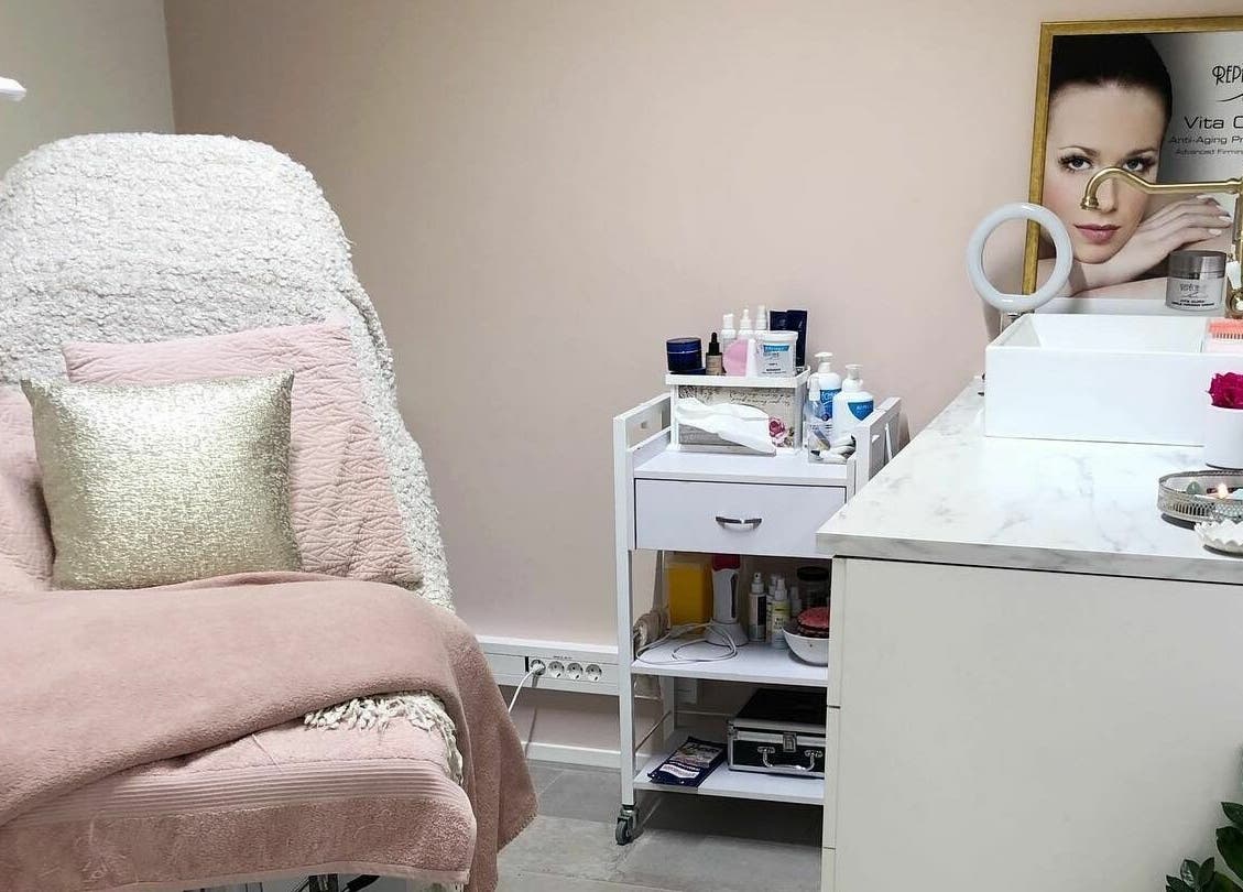Elegant treatment room at Tallinn Lash Studio in Tallinn, Harju Maakond, EE with plush seating and skincare products.