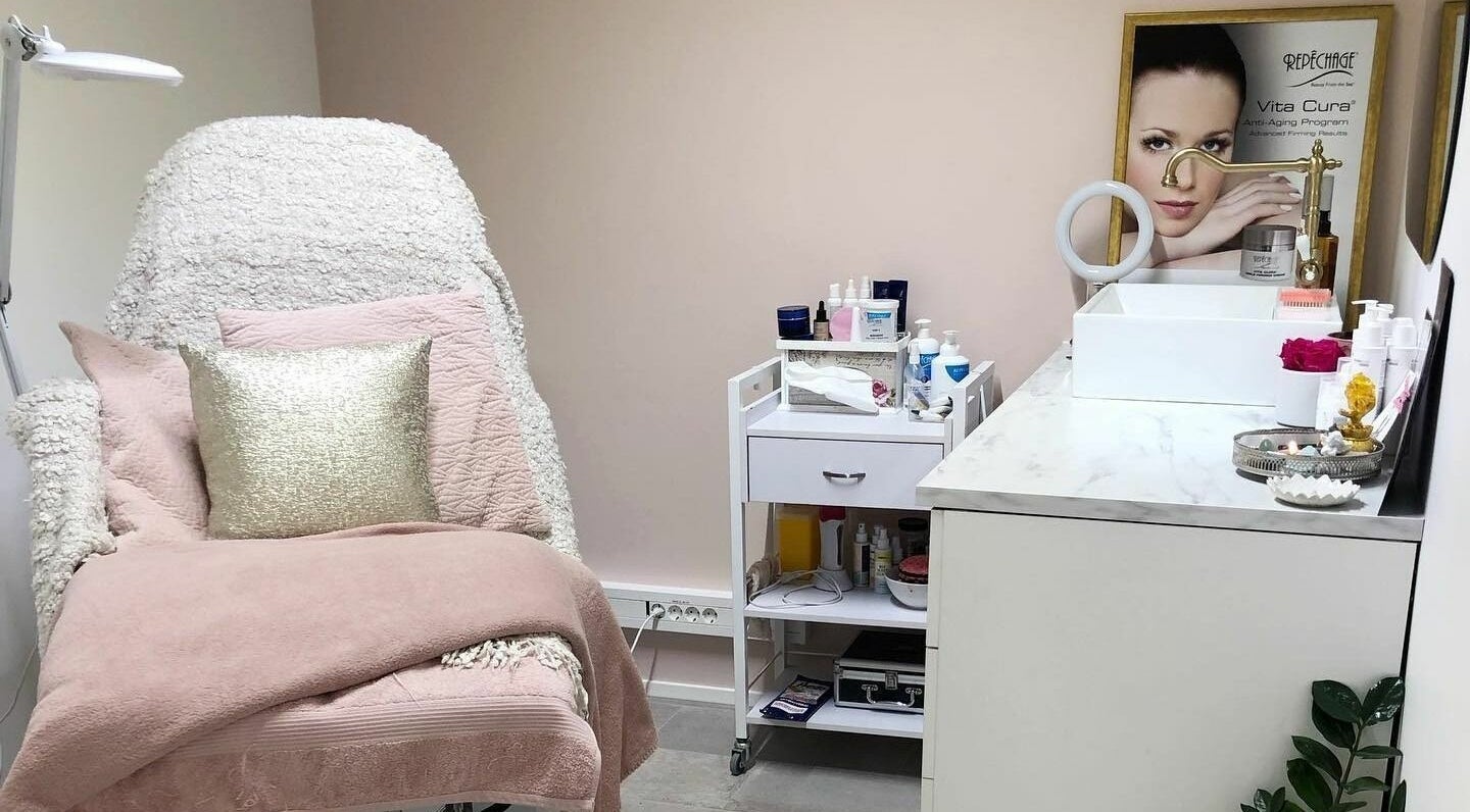 Elegant treatment room at Tallinn Lash Studio in Tallinn, Harju Maakond, EE with plush seating and skincare products.