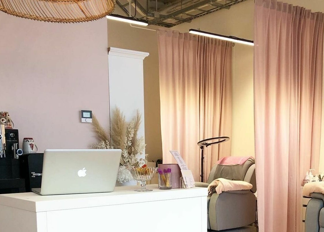 Elegant interior of Tallinn Lash Studio in Tallinn, Harju Maakond, EE showcasing plush seating and soothing decor.