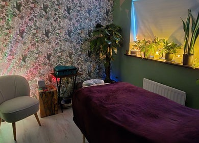 Relaxing wellness room at Lauren Louise Wellness, Biggleswade, England, GB with cozy decor and indoor plants.