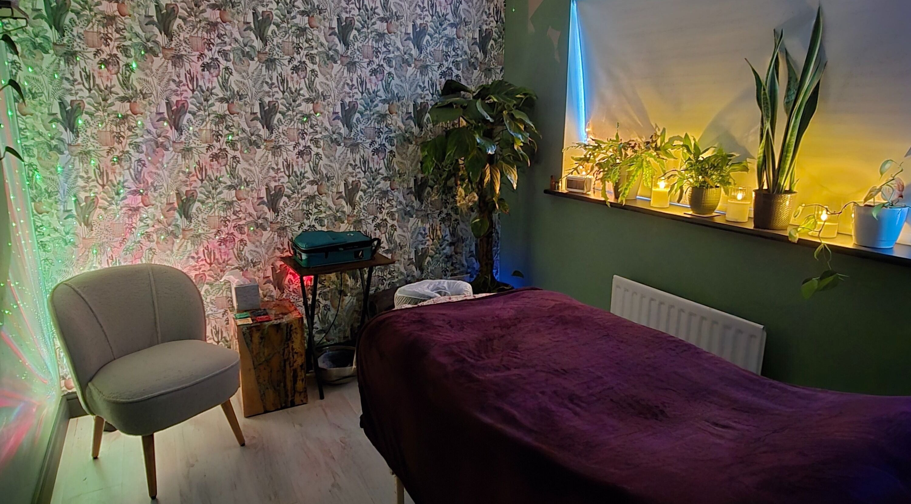 Relaxing wellness room at Lauren Louise Wellness, Biggleswade, England, GB with cozy decor and indoor plants.