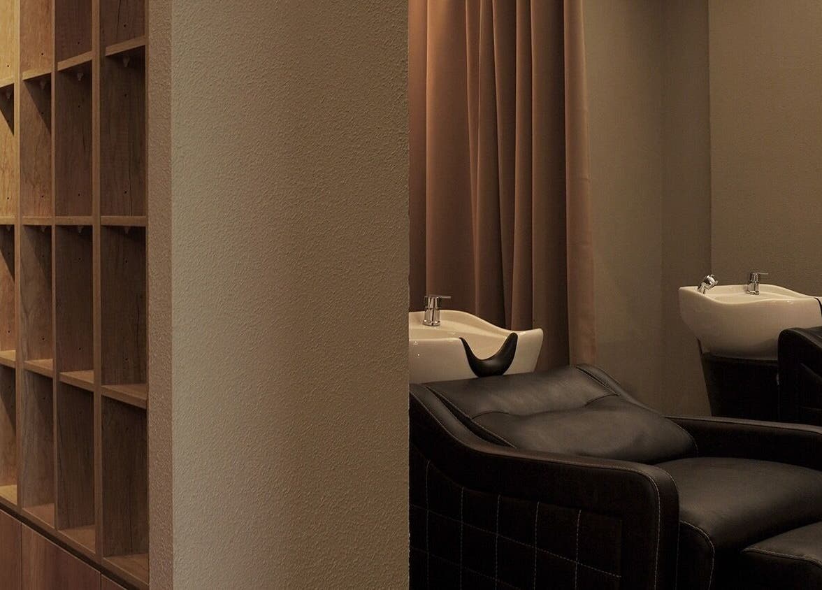 Elegant wash area at Hairkunst 13 Salon in Shah Alam, Selangor, MY showcasing luxury seating and wooden decor.