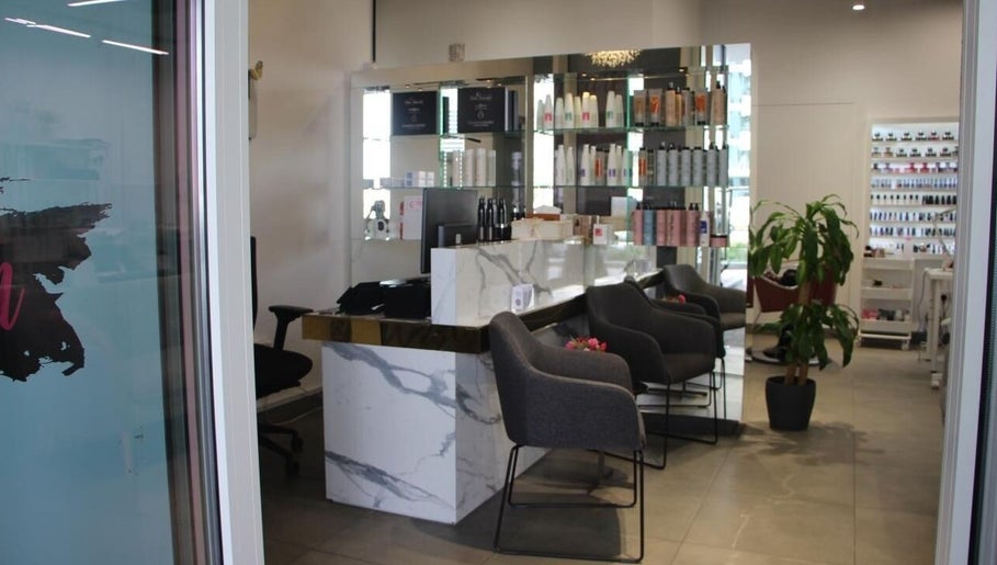 Elegant waiting area at La Punto Ladies Salon in Dubai, Dubai, AE, showcasing modern design and comfort.