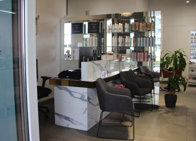 Elegant waiting area at La Punto Ladies Salon in Dubai, Dubai, AE, showcasing modern design and comfort.