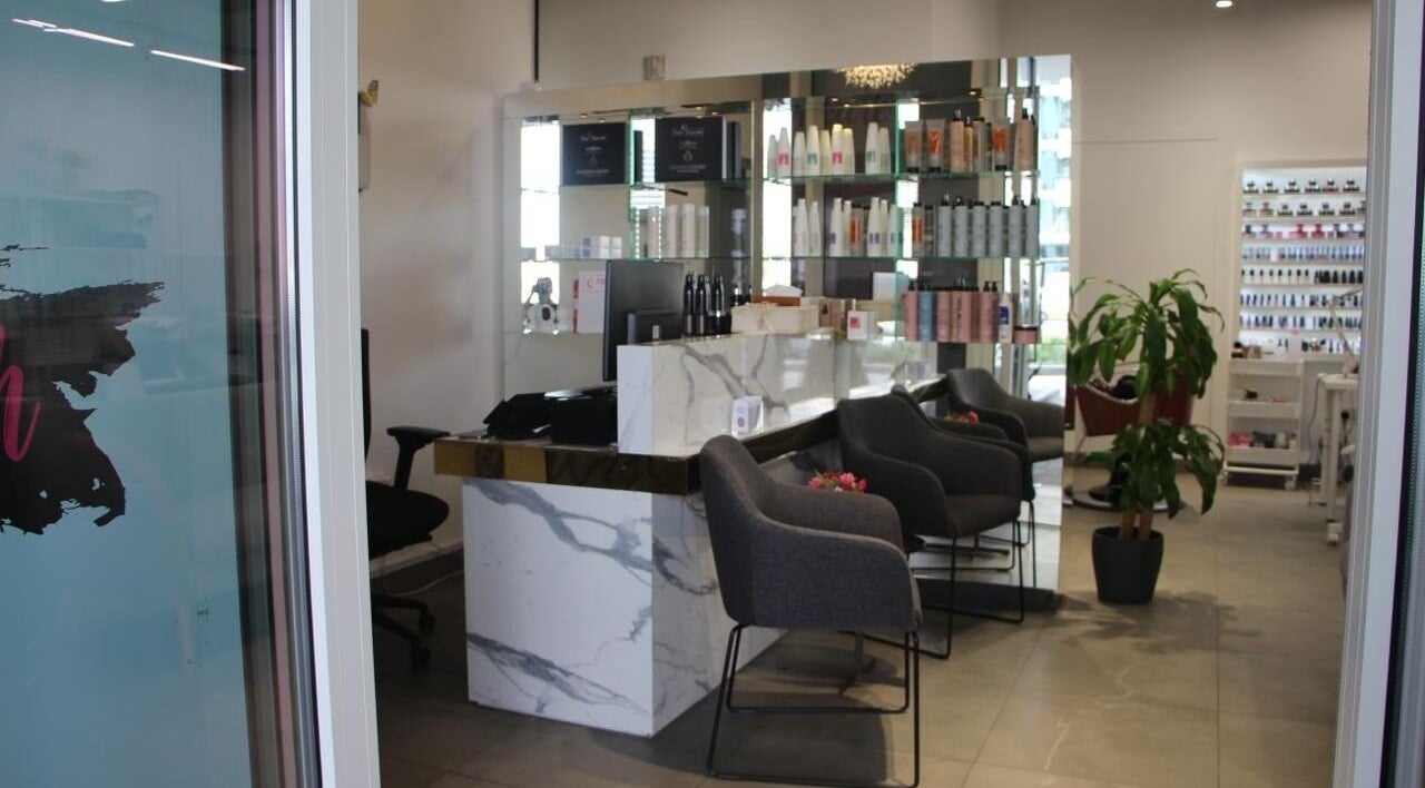 Elegant waiting area at La Punto Ladies Salon in Dubai, Dubai, AE, showcasing modern design and comfort.