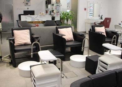 Modern seating area in La Punto Ladies Salon, Dubai, Dubai, AE with stylish hair and nail stations.