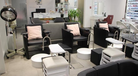 Modern seating area in La Punto Ladies Salon, Dubai, Dubai, AE with stylish hair and nail stations.