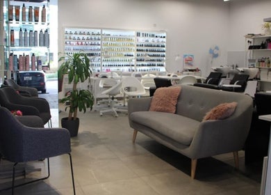 La Punto Ladies Salon in Dubai, Dubai, AE, showcasing elegant seating and well-organized product shelves.