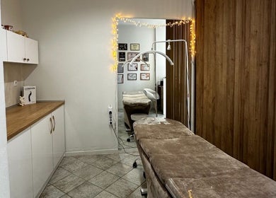 Άνετος χώρος στο Divine Room Lash & Brow Studio, Βέροια, GR με ξύλινη διακόσμηση και ιδανικό για θεραπείες ομορφιάς.