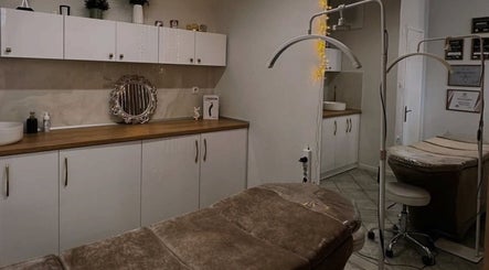 Δωμάτιο περιποίησης με καναπέ σε Divine Room Lash & Brow Studio, Βέροια, GR.