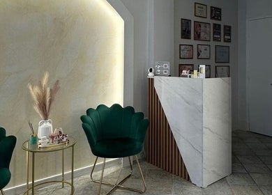 Υποδοχή στο Divine Room Lash & Brow Studio στη Βέροια, GR με κομψή διακόσμηση και πράσινες καρέκλες.