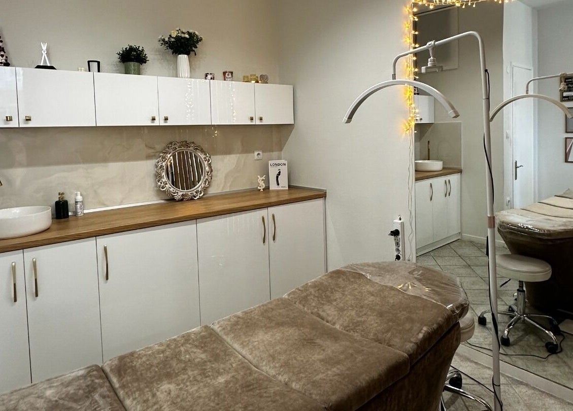 Εσωτερικός χώρος του Divine Room Lash & Brow Studio στη Βέροια, GR με μοντέρνα επίπλωση.