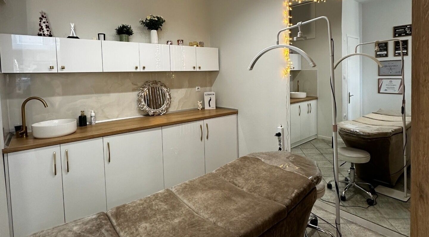 Εσωτερικός χώρος του Divine Room Lash & Brow Studio στη Βέροια, GR με μοντέρνα επίπλωση.