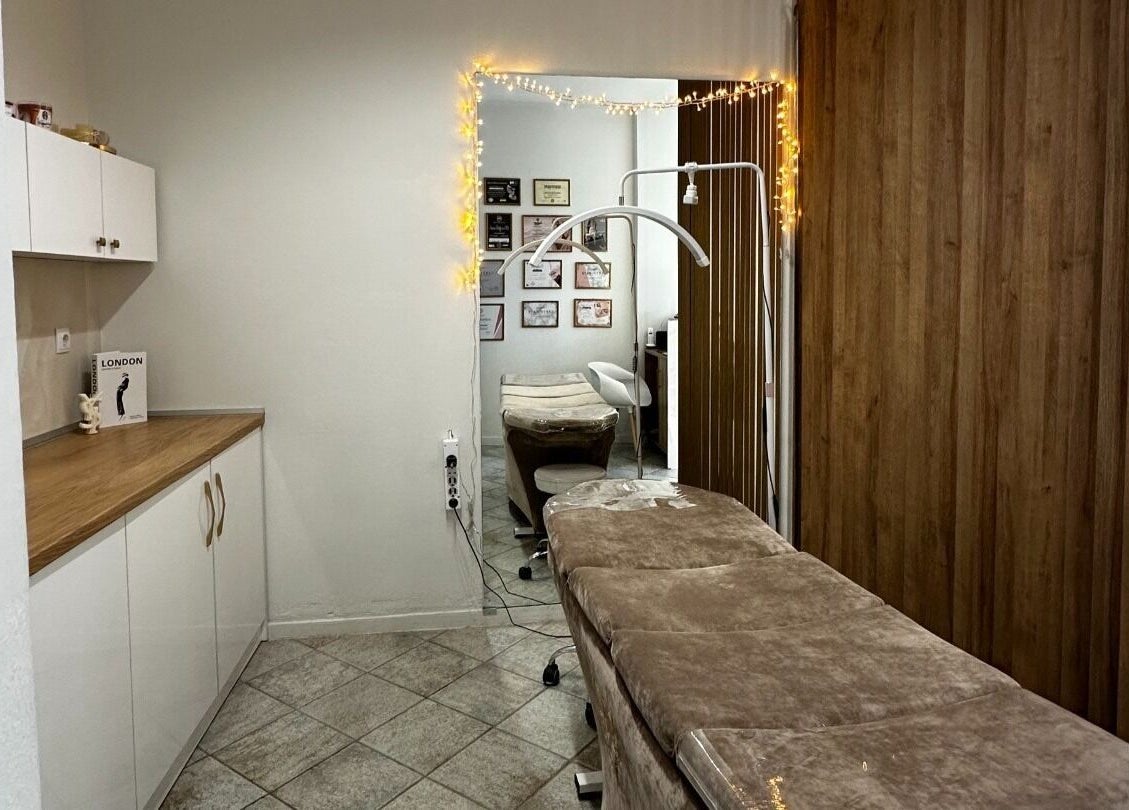 Ζεστός χώρος θεραπείας στο Divine Room Lash & Brow Studio, Βέροια, GR, διακοσμημένος με φωτάκια.