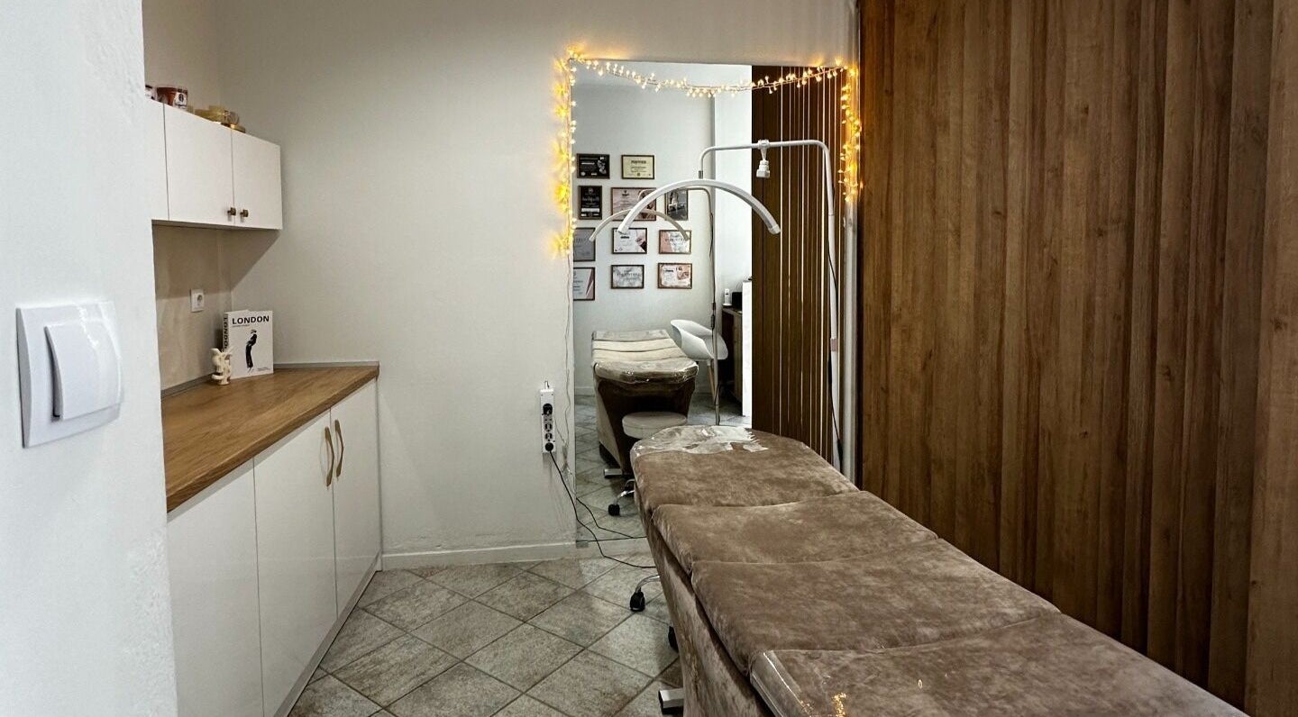 Ζεστός χώρος θεραπείας στο Divine Room Lash & Brow Studio, Βέροια, GR, διακοσμημένος με φωτάκια.