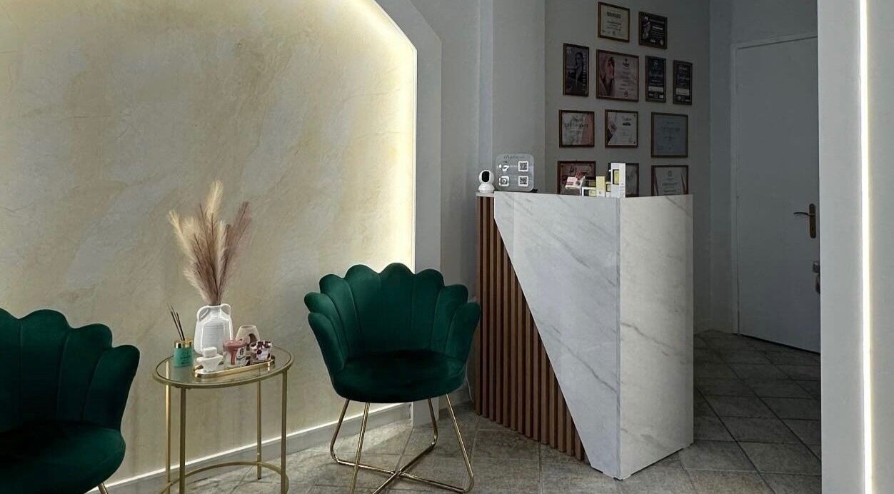 Κομψό λόμπι στο Divine Room Lash & Brow Studio, Βέροια, GR με καρέκλες και διακόσμηση.