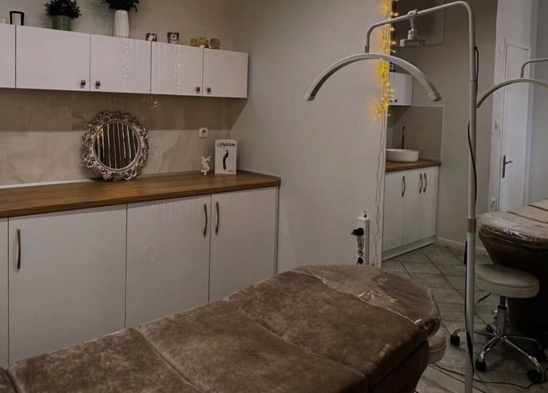 Άνετο εσωτερικό στο Divine Room Lash & Brow Studio, Βέροια, GR, με μοντέρνα διακόσμηση και θεραπευτικό κρεβάτι.