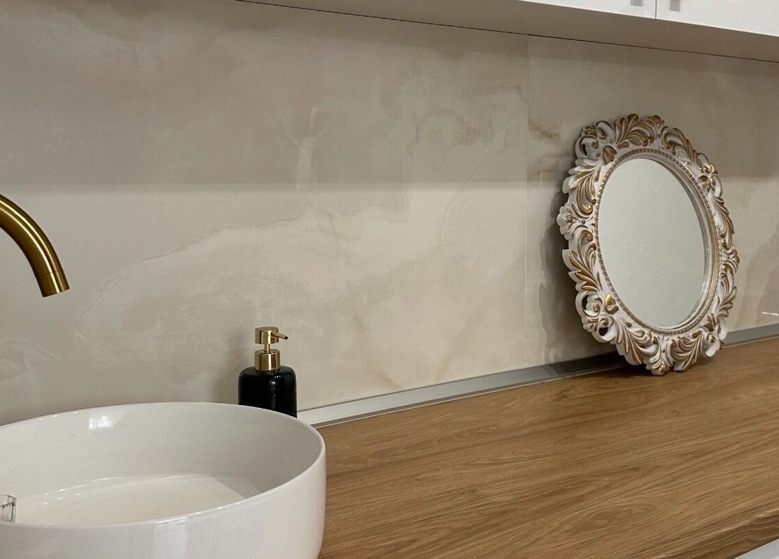 Σκηνή με καθρέφτη και νεροχύτη στο Divine Room Lash & Brow Studio, Βέροια, GR.