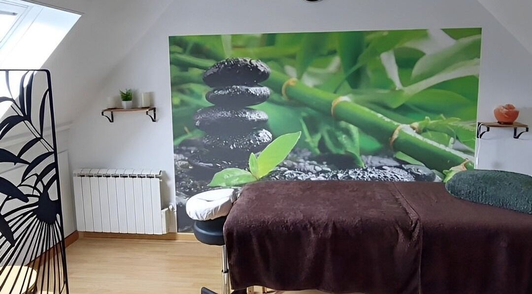 Salle de massage zen à Absolue Détente, Thourotte, Hauts-de-France, FR.