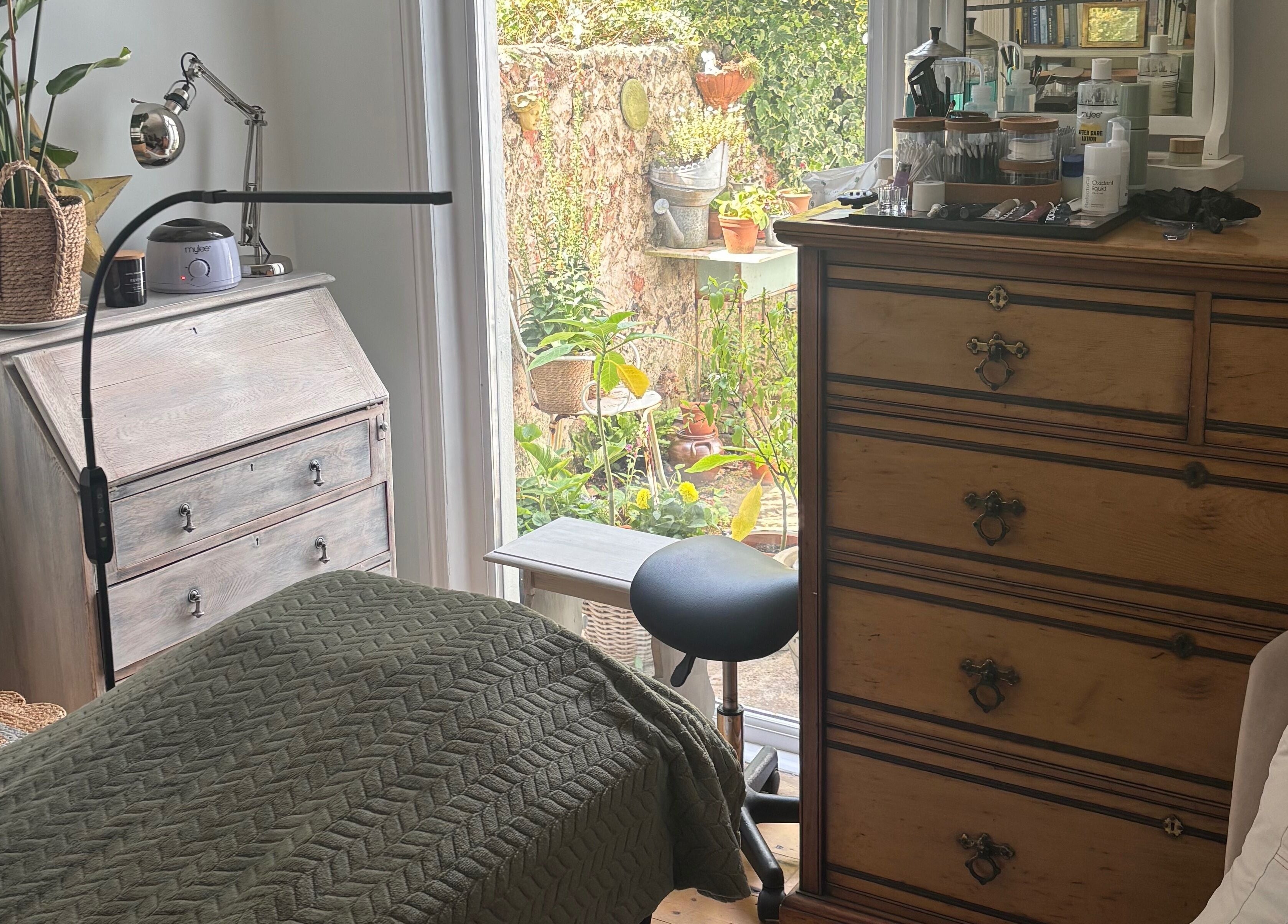 Charming room at Pout & B(r)ow, Southwick, England, GB with garden view and rustic decor for serene beauty treatments.