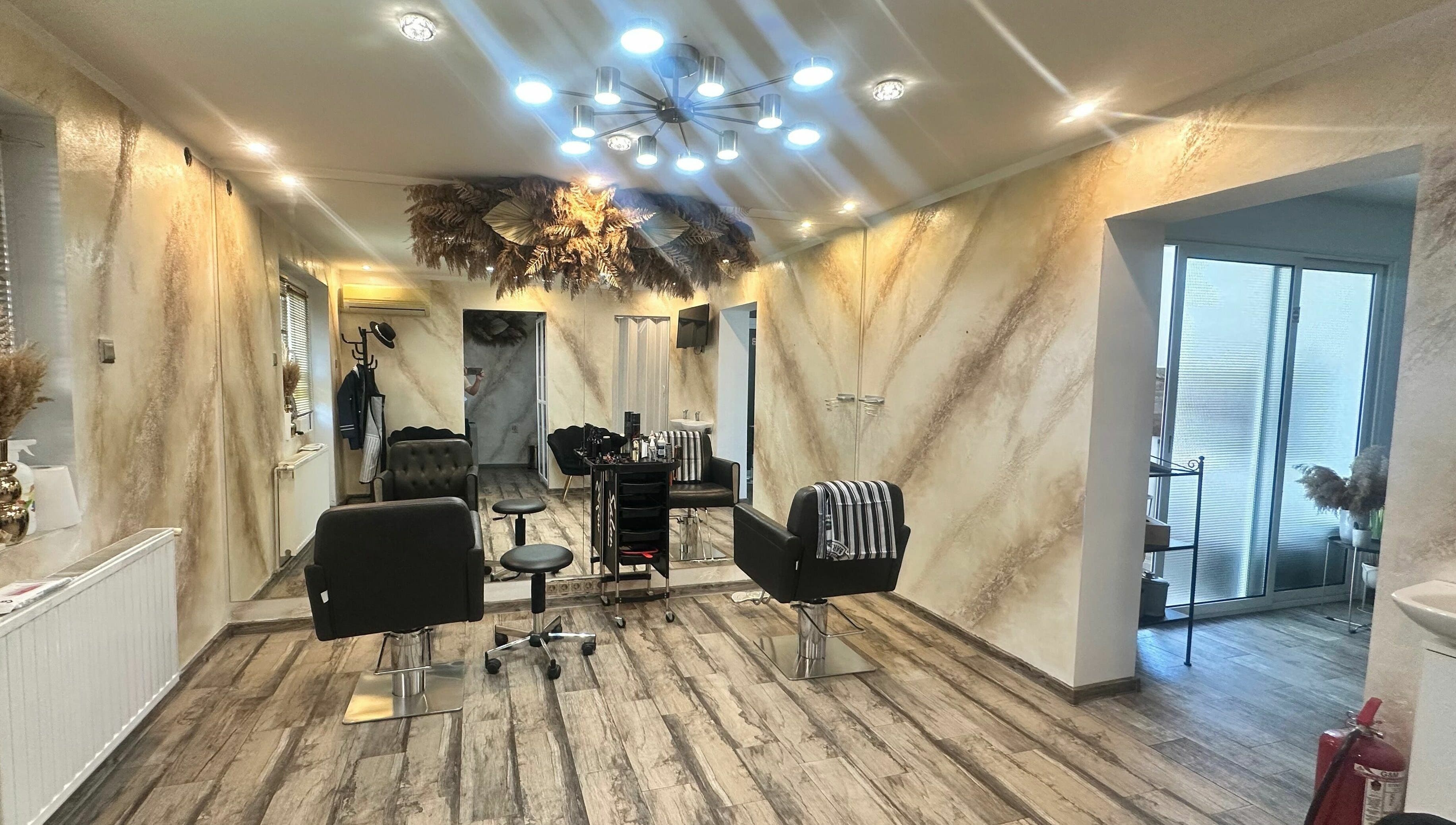 Interior elegant la Ritual Cosmetic Salon, Hațeg, România, RO, cu design sofisticat și mobilier modern.