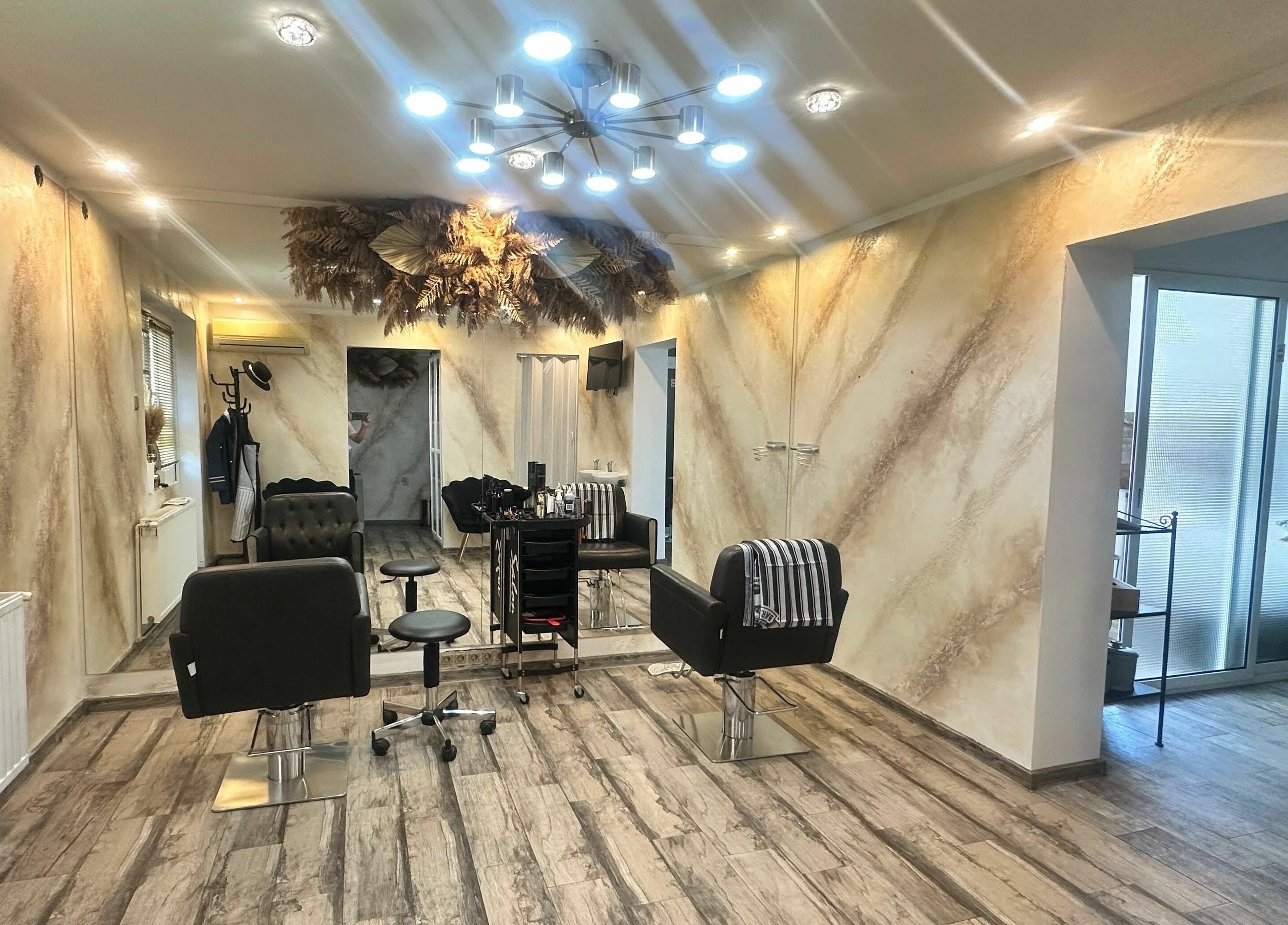 Interior elegant la Ritual Cosmetic Salon, Hațeg, România, RO, cu design sofisticat și mobilier modern.