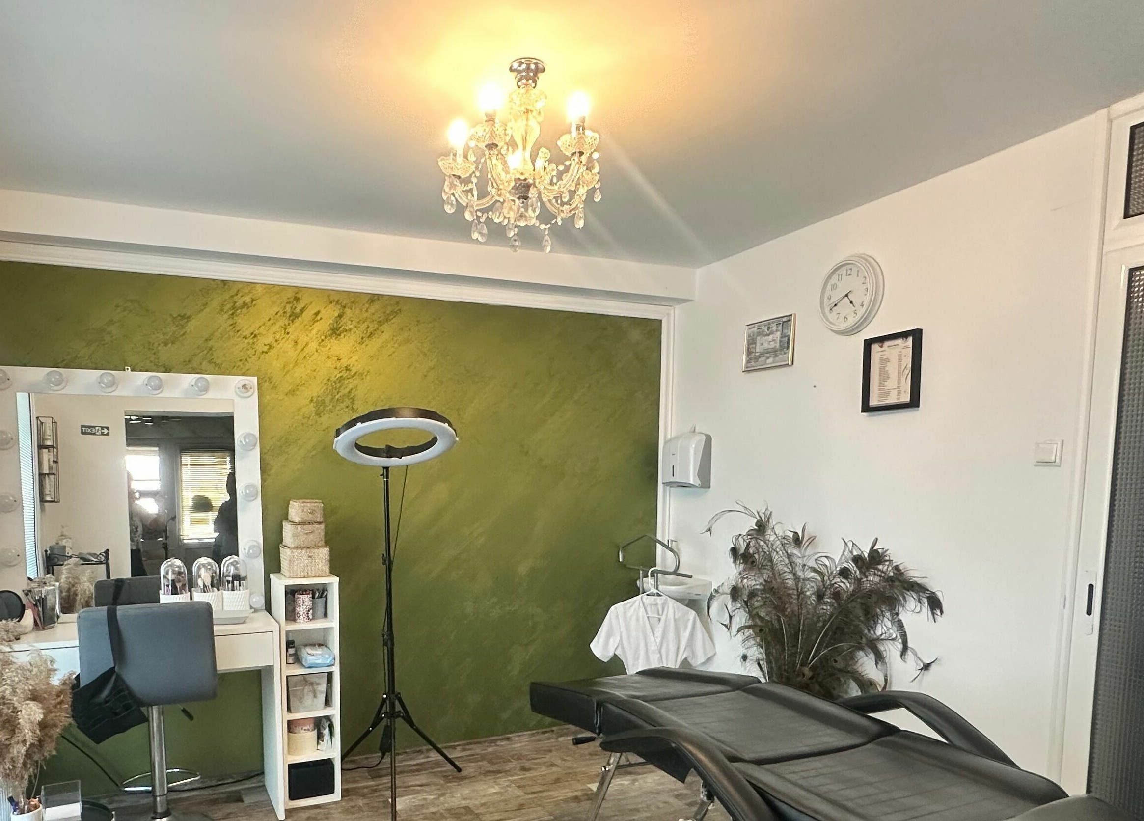 Interior stilat al Ritual Cosmetic Salon, Hațeg, România cu decor modern și masă de tratament.