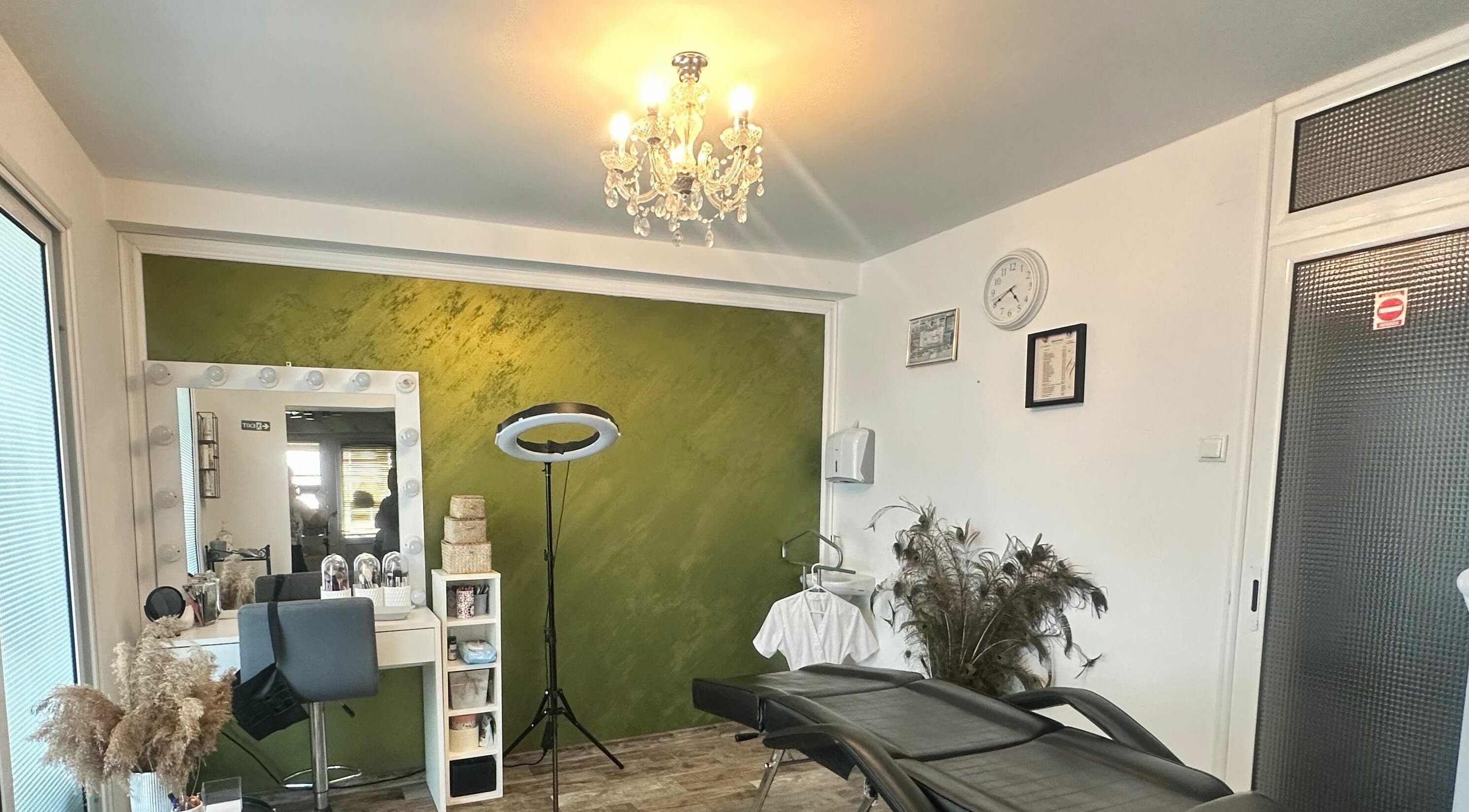 Interior stilat al Ritual Cosmetic Salon, Hațeg, România cu decor modern și masă de tratament.